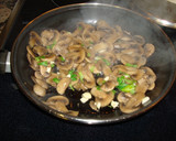 Foto del paso 4 de la receta: Costillas de cerdo al horno con champiñones