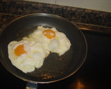 Foto del paso 1 de la receta: Huevos fritos con caviar