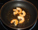 Foto del paso 2 de la receta: Tortilla de brócoli y gambas