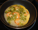 Foto del paso 3 de la receta: Tortilla de brócoli y gambas