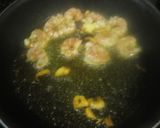 Foto del paso 1 de la receta: Gulas con gambas al ajillo