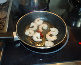 Foto del paso 3 de la receta: Alcachofas con gambas y jamón