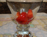 Foto del paso 1 de la receta: Fresas con yogur al caramelo