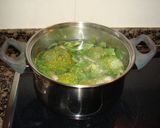 Foto del paso 1 de la receta: Crema de brócoli y acelgas con mouse de queso a las finas hierbas