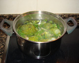 Foto del paso 1 de la receta: Crema de brócoli y acelgas con mouse de queso a las finas hierbas