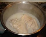 Foto del paso 1 de la receta: Pies de cerdo con pasas y piñones