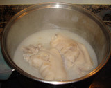 Foto del paso 1 de la receta: Pies de cerdo con pasas y piñones