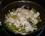 Foto del paso 1 de la receta: Chipirones y gambas con salsa de avellanas