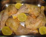 Foto del paso 2 de la receta: Muslos de pollo asados al limón con pimiento asado