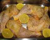 Foto del paso 2 de la receta: Muslos de pollo asados al limón con pimiento asado
