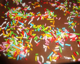 Foto del paso 3 de la receta: Tarta de galletas con chocolate y fideos de colores