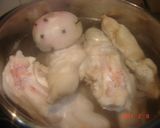 Foto del paso 1 de la receta: Pies de cerdo en salsa de almendra