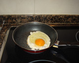 Foto del paso 1 de la receta: Huevos fritos con miel