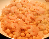 Foto del paso 3 de la receta: Garbanzos con gambas y tomate