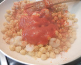 Foto del paso 4 de la receta: Garbanzos con gambas y tomate
