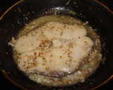 Foto del paso 2 de la receta: Tintorera con sésamo al vino blanco