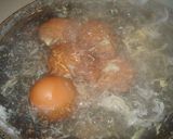 Foto del paso 1 de la receta: Huevos rellenos con aguacate (palta)