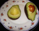 Foto del paso 1 de la receta: Aguacates rellenos de requesón y miel