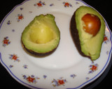 Foto del paso 1 de la receta: Aguacates rellenos de requesón y miel