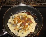 Foto del paso 4 de la receta: Tortilla de champiñones y jamón serrano