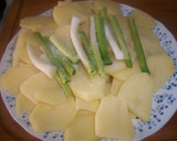 Foto del paso 1 de la receta: Tortilla de patatas con ajos tiernos