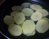 Foto del paso 1 de la receta: Tortilla de patatas con toque al perejil