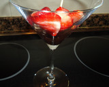 Foto del paso 1 de la receta: Copa de fresas, nata y chocolate