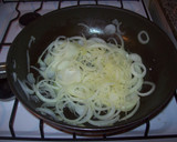 Foto del paso 2 de la receta: Milanesa con cebolla caramelizada y mozzarella