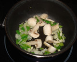 Foto del paso 3 de la receta: Garbanzos con langostinos y champiñones