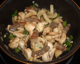 Foto del paso 4 de la receta: Garbanzos con langostinos y champiñones