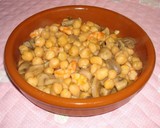 Foto del paso 7 de la receta: Garbanzos con langostinos y champiñones