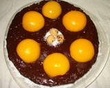 Foto del paso 7 de la receta: Torta de bizcochuelo con crema inglesa, chocolate y melocotones