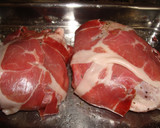 Foto del paso 1 de la receta: Carrilleras asadas con jamón