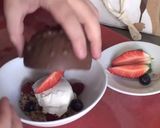 Foto del paso 4 de la receta: Semi-esfera de chocolate rellena de helado