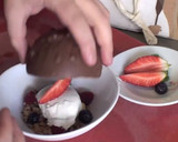 Foto del paso 4 de la receta: Semi-esfera de chocolate rellena de helado