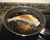 Foto del paso 3 de la receta: Merluza con piñones y sésamo