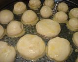 Foto del paso 3 de la receta: Bocaditos de pizza con roquefort al whisky y queso de cabra en salsa de tomate