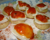 Foto del paso 8 de la receta: Bocaditos de pizza con roquefort al whisky y queso de cabra en salsa de tomate