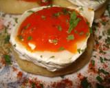 Foto del paso 10 de la receta: Bocaditos de pizza con roquefort al whisky y queso de cabra en salsa de tomate
