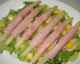 Foto del paso 4 de la receta: Ensalada con rollitos de espárragos y jamón