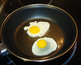 Foto del paso 2 de la receta: Tostadas con huevos de codorniz