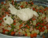 Foto del paso 2 de la receta: Tomates rellenos con ensaladilla y atún