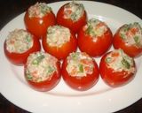 Foto del paso 3 de la receta: Tomates rellenos con ensaladilla y atún