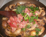 Foto del paso 3 de la receta: Champiñones con jamón al ajillo