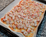 Foto del paso 2 de la receta: Pizza de gambas y palitos de cangrejo