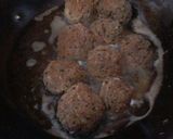 Foto del paso 2 de la receta: Albóndigas en colchón de papas fritas