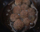 Foto del paso 2 de la receta: Albóndigas en colchón de papas fritas