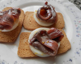 Foto del paso 2 de la receta: Tostada de huevo y anchoas