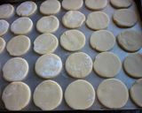 Foto del paso 4 de la receta: Alfajores de maizena con dulce de leche
