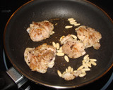 Foto del paso 2 de la receta: Ensalada fresca de pollo, alcaparras y piñones